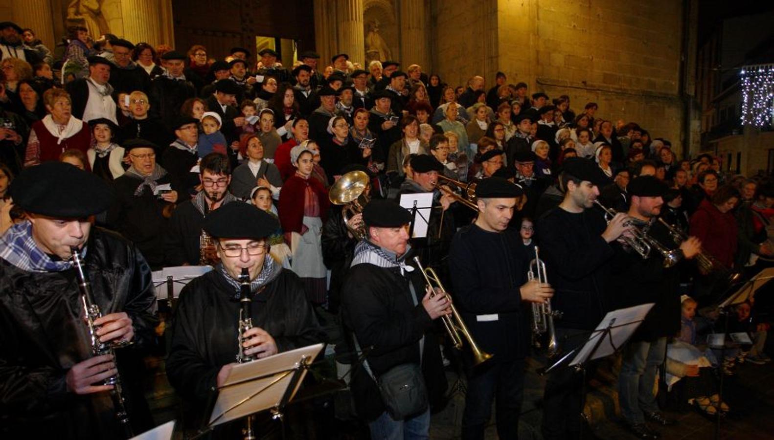 Los Olentzeros de Lau Haizetara y Ereintza han animado las calles de Errenteria