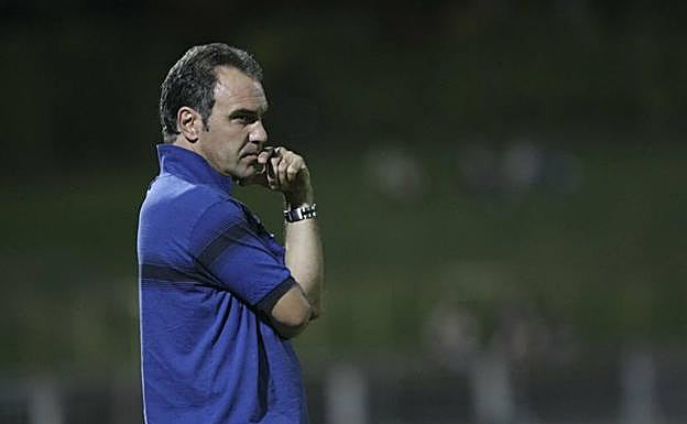 Martín Lasarte, con un gesto pensativo.