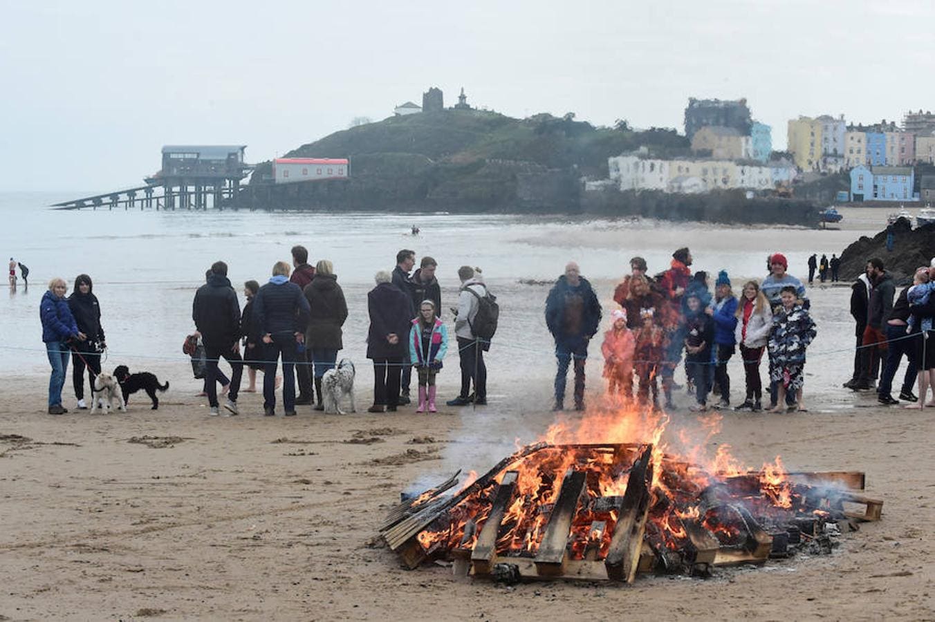 La playa de North Beach de la localidad galesa de Temby celebró la 48 edición de una carrera de natación muy especial 