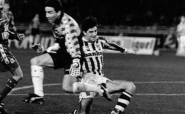 Imanol Alguacil persigue un balón ante el madridista Buyo en un partido de 1994 entre la Real Sociedad y el Real Madrid. 