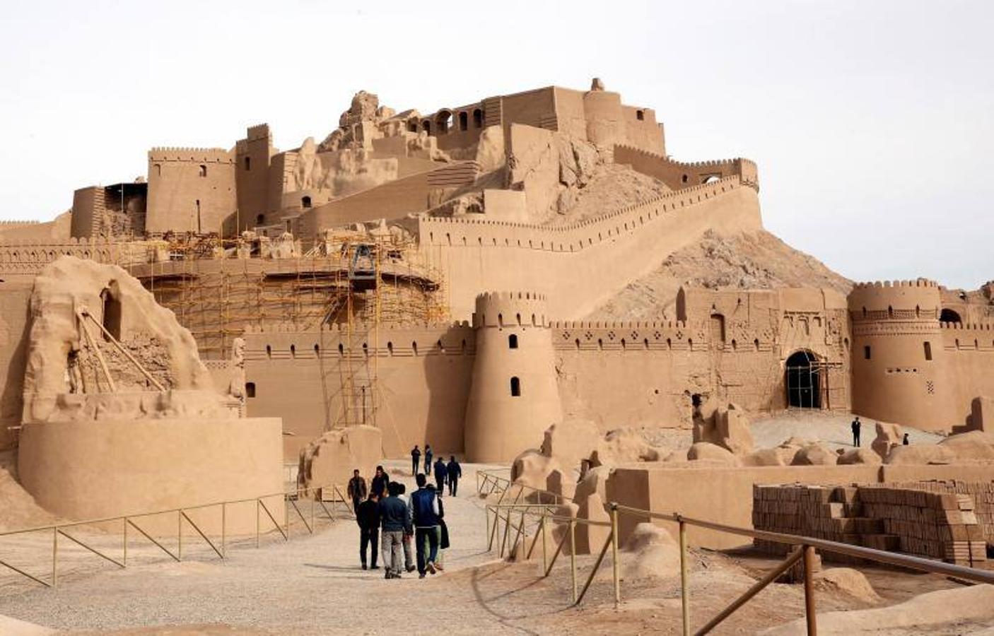 Visitantes en la ciudadela Arg-e Bam, declarada Patrimonio de la Humanidad por la UNESCO, durante la conmemoración del 15 aniversario del terremoto en la ciudad de Bam, provincia de Kerman, sureste de Irán, el 27 de diciembre de 2018. Arg-e Bam y la ciudad de Bam, en el sureste de Irán, fueron devastadas a principios del 26 de diciembre de 2003 por un terremoto con una magnitud de 6,3 en la escala de Richter. 