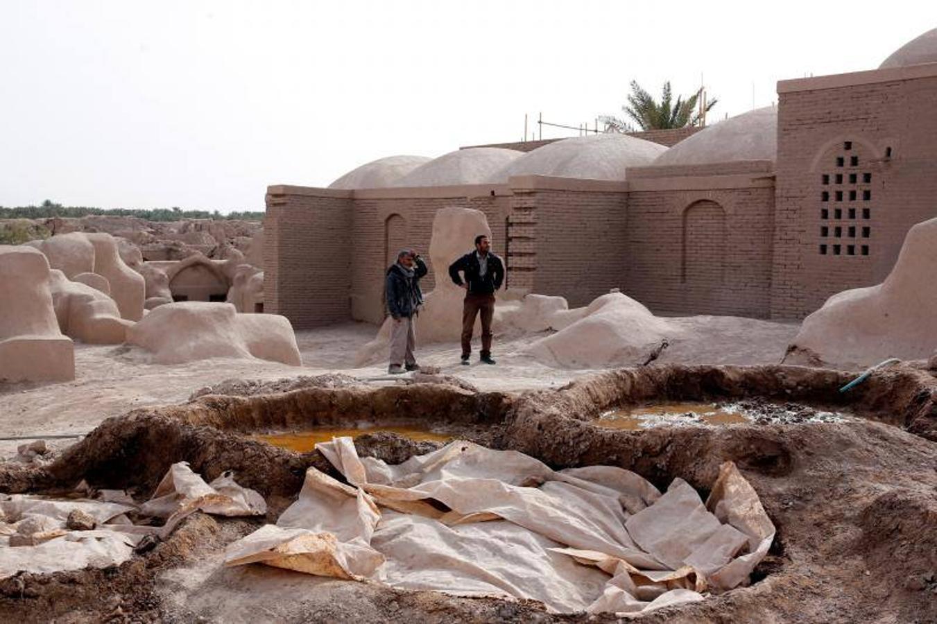 Visitantes en la ciudadela Arg-e Bam, declarada Patrimonio de la Humanidad por la UNESCO, durante la conmemoración del 15 aniversario del terremoto en la ciudad de Bam, provincia de Kerman, sureste de Irán, el 27 de diciembre de 2018. Arg-e Bam y la ciudad de Bam, en el sureste de Irán, fueron devastadas a principios del 26 de diciembre de 2003 por un terremoto con una magnitud de 6,3 en la escala de Richter. 