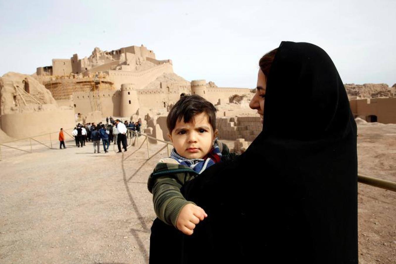 Visitantes en la ciudadela Arg-e Bam, declarada Patrimonio de la Humanidad por la UNESCO, durante la conmemoración del 15 aniversario del terremoto en la ciudad de Bam, provincia de Kerman, sureste de Irán, el 27 de diciembre de 2018. Arg-e Bam y la ciudad de Bam, en el sureste de Irán, fueron devastadas a principios del 26 de diciembre de 2003 por un terremoto con una magnitud de 6,3 en la escala de Richter. 
