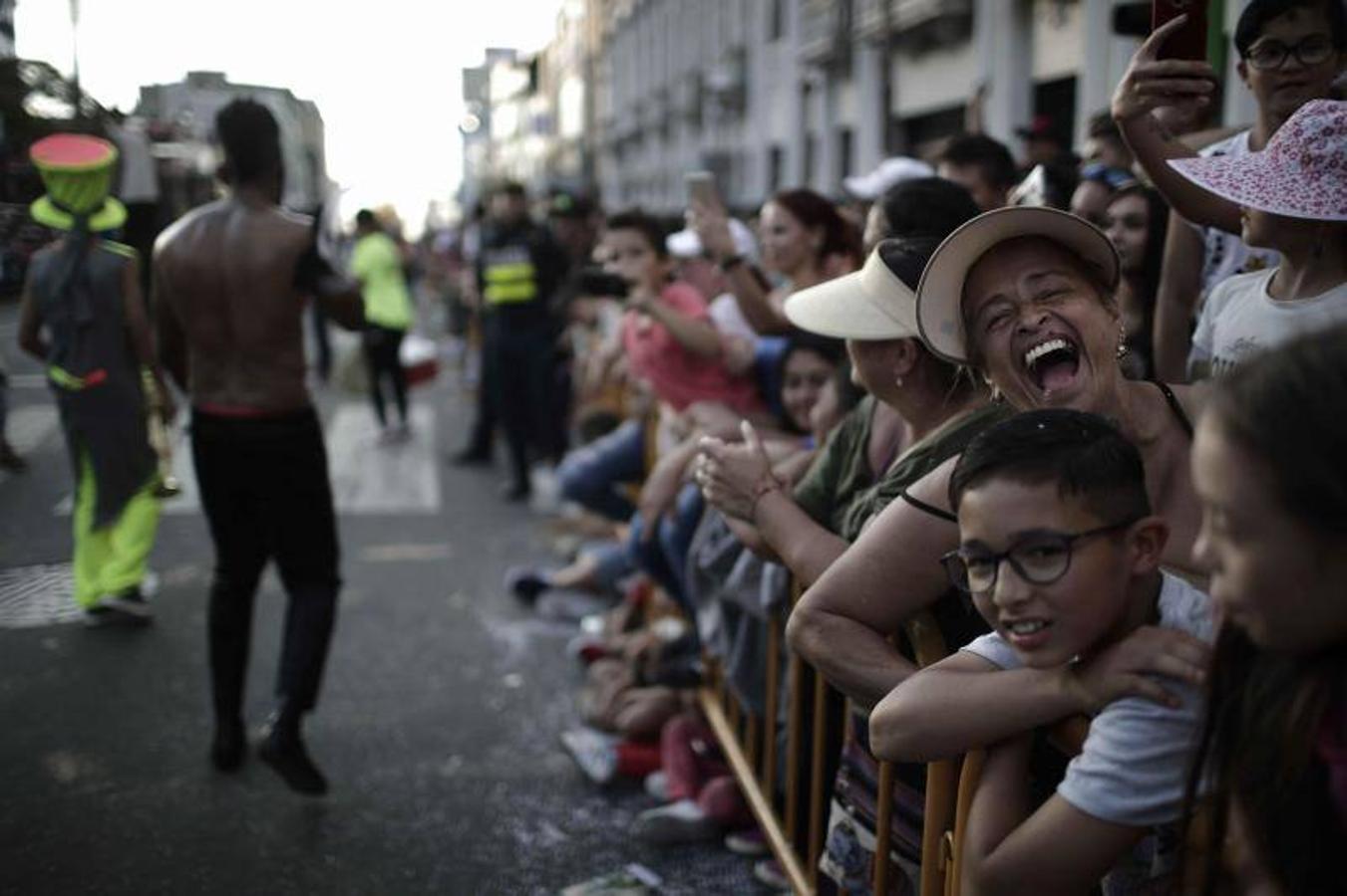 Cientos de personas participan en el 'El carnaval de San José', en san José (Costa Rica). La capital de Costa Rica se llenó de alegría, música y color con un desfile por sus principales avenidas como parte de Las Fiestas de San José que se llevan a cabo a fin y principio de año. 