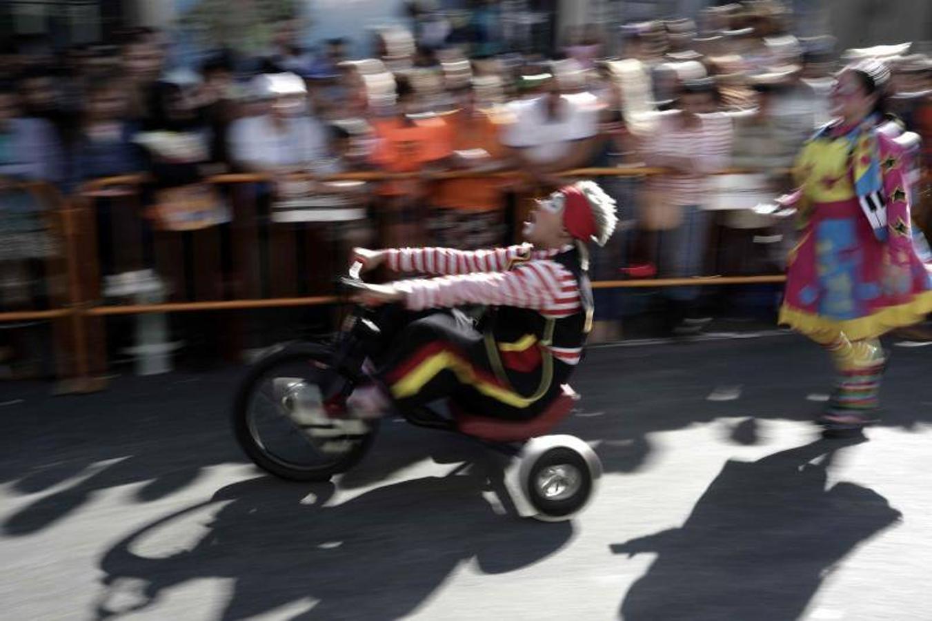 Cientos de personas participan en el 'El carnaval de San José', en san José (Costa Rica). La capital de Costa Rica se llenó de alegría, música y color con un desfile por sus principales avenidas como parte de Las Fiestas de San José que se llevan a cabo a fin y principio de año. 