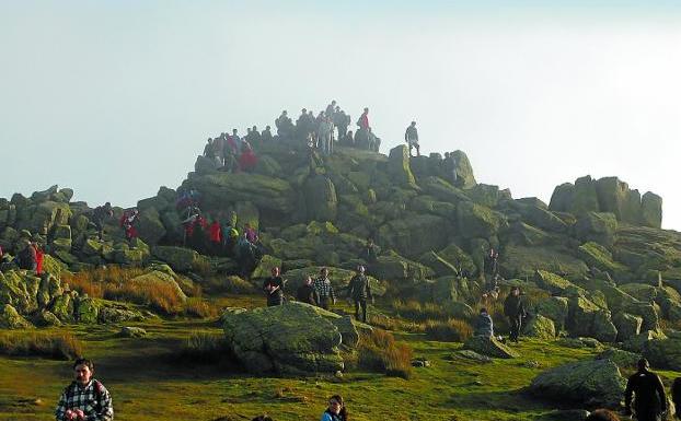 La cima del Adarra, llena de personas para recibir el nuevo año. 