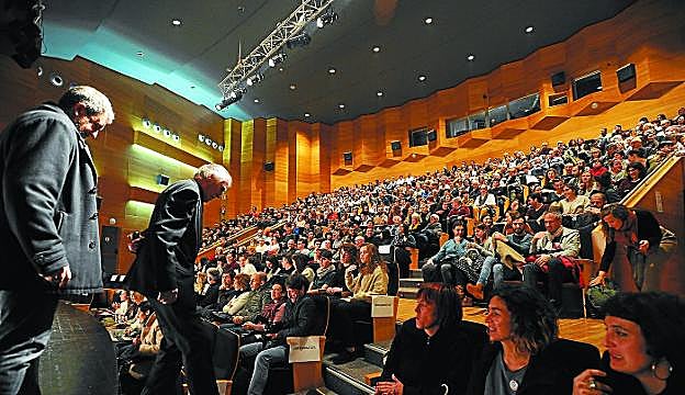 Un auditorio repleto dio la bienvenida a una producción destacada en la hornada reciente del cine vasco. 