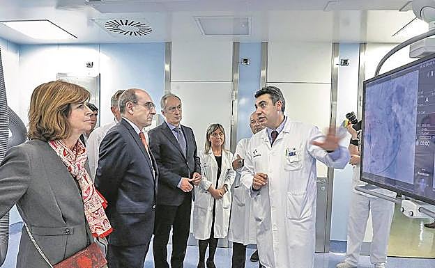 Darpón acudió ayer al hospital de Cruces para conocer la nueva sala de hemodinámica.