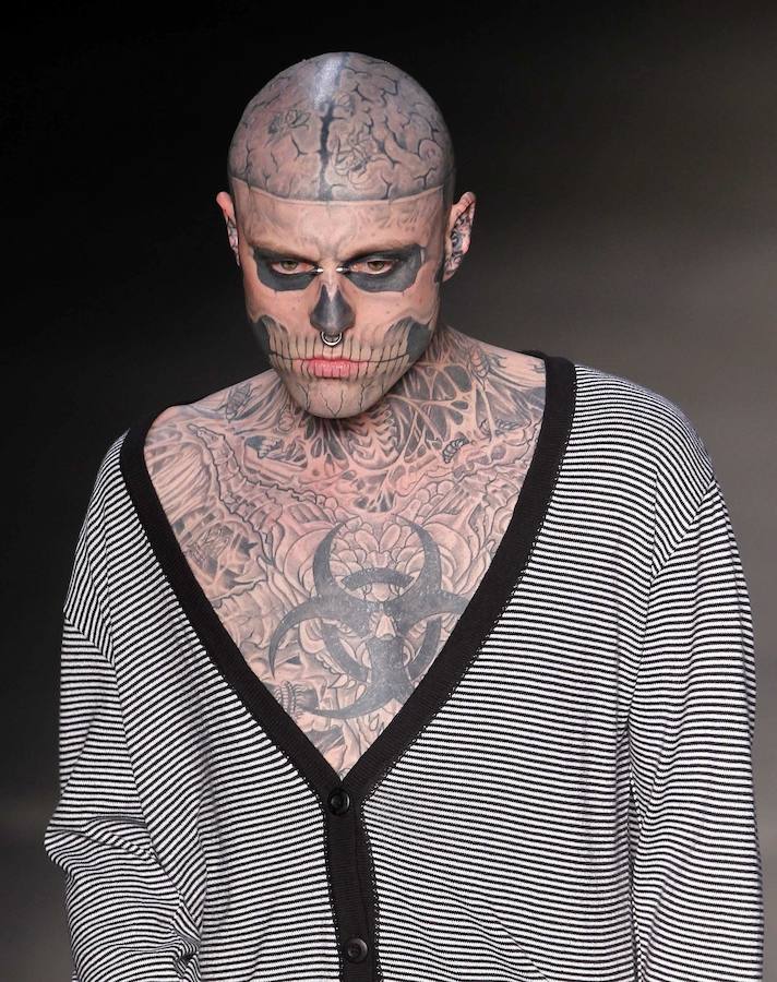 25. RICK GENEST/Zombie Boy. El conocido modelo y artista canadiense fallecía a los 32 años. Su cuerpo era encontrado sin vida en su apartamento de Montreal después de, supuestamente, haberse suicidado. Era conocido por ser el chico del videoclip 'Born this way' (Lady Gaga) y por tener el 90% de su cuerpo tatuado.