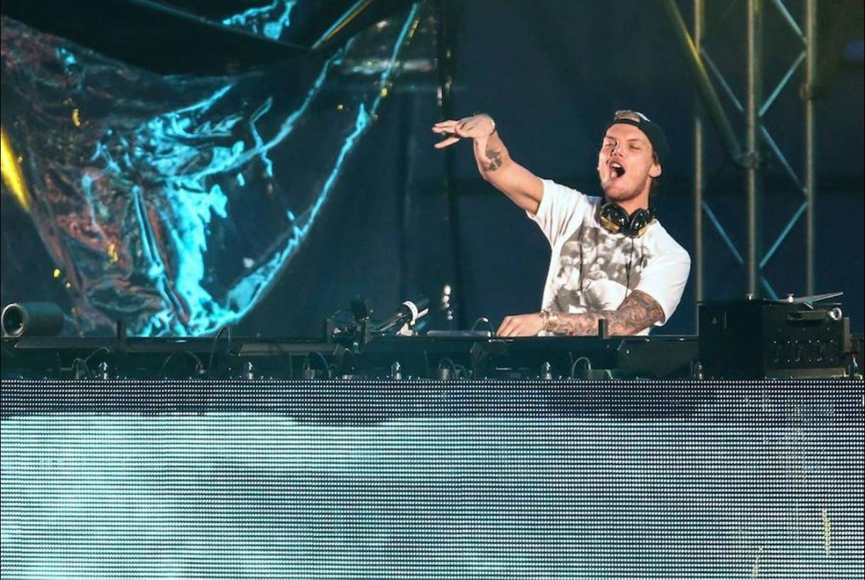 5. AVICII. Tim Bergling, conocido mundialmente como Avicii, murió el viernes 20 de abril en Omán a los 28 años. Dos años después de su retirada de los conciertos a una edad inusualmente temprana, el artista sueco fue hallado muerto en Mascate, capital de Omán, donde se encontraba de visita. Supuestamente, se suicidó tras hacerse cortes con cristales afilados. Avicii fue uno de los primeros pinchadiscos que ganó una inmensa popularidad mientras la música electrónica pasaba en la última década de las discotecas a la radio. Sus mayores 'hits' incluyen 'Le7els', 'Wake Me Up!' y 'You Make Me'.