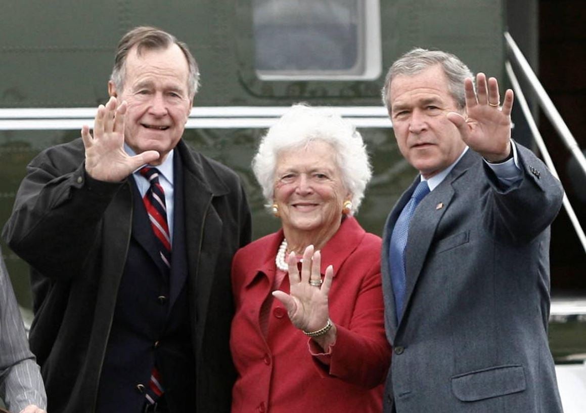 19 y 20. BARBARA BUSH y GEORGE H. W. BUSH. Barbara Bush falleció el 17 de abril a los 92 años, fue la imprescindible matriarca de una de las grandes dinastías políticas de Estados Unidos. Esposa del expresidente George H. W. Bush y madre del también exmandatario George W. Bush y del exgobernador de Florida Jeb Bush, Barbara dedicó su vida casi por completo a los papeles de madre y esposa, pero tuvo tiempo para dos batallas extra: en favor de la alfabetización y contra el cáncer. Meses después, el 30 de noviembre, fallecía su marido. Entre otras cosas, a George H. W. Bush se le recordará por su prudente decisión de dejar a Sadam Hussein en el poder, por pactar con Mijail Gorvachov la reducción del arsenal nuclear con la que sellaron el final de la Guerra Fría y por la invasión relámpago de Panamá, que sirvió para juzgar a Manuel Antonio Noriega en EE UU por narcotráfico.