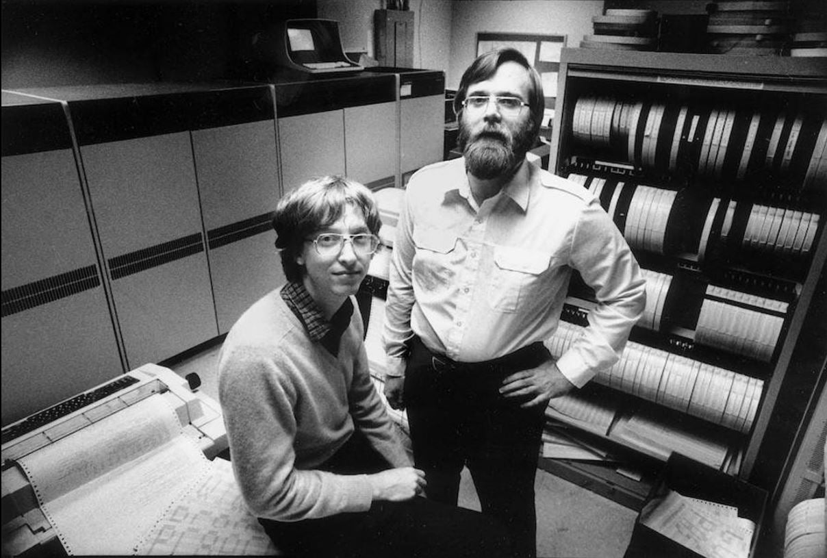 12. PAUL ALLEN (drcha.). Paul Allen, quien hace 43 años fundó junto a Bill Gates la empresa Microsoft, que revolucionaría el mundo del software y de los ordenadores personales para siempre, falleció el 15 de octubre a los 65 años. Según la revista Forbes, con una fortuna valorada en 21.700 millones de dólares, Allen, nacido en Seattle en 1953, era la cuadragésimo cuarta persona más rica del mundo. Con el dinero logrado con la empresa de software, Allen creó junto a su hermana Jody el conglomerado Vulcan Inc, con sede en Seattle, que se encarga de gestionar sus inversiones privadas y sus tareas filantrópicas. Era también dueño de un equipo de fútbol americano profesional, los Seahawks de Seattle; de uno de baloncesto, los Trail Blazers de Portland; y propietario parcial de uno de fútbol, los Sounders de Seattle.