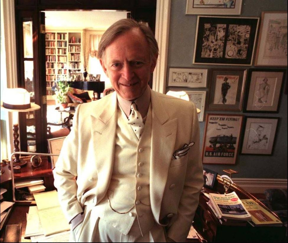 6. TOM WOLFE. El escritor y periodista estadounidense Tom Wolfe, padre del 'Nuevo periodismo' y autor de la célebre novela 'La hoguera de las vanidades', falleció el lunes 14 de mayo en Nueva York a los 88 años. Wolfe innovó al utilizar técnicas de la novela en sus artículos periodísticos. Además de 'La hoguera de las vanidades' (1987), una sátira de los excesos de los años ochenta, fue autor de novelas como 'Elegidos para la gloria' o 'Ponche de ácido lisérgico'.