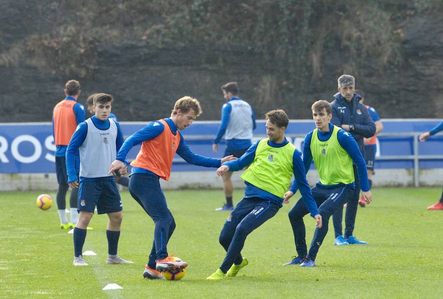 La Real Sociedad tiene hoy una doble sesión de entrenamiento a las ordenes de Imanol Alguacil en el que lo más destacado del primer entrenamiento ha sido la mala noticia de la lesión de Moya en la sesión matinal. A las 17:00 realizaran la segunda sesión.