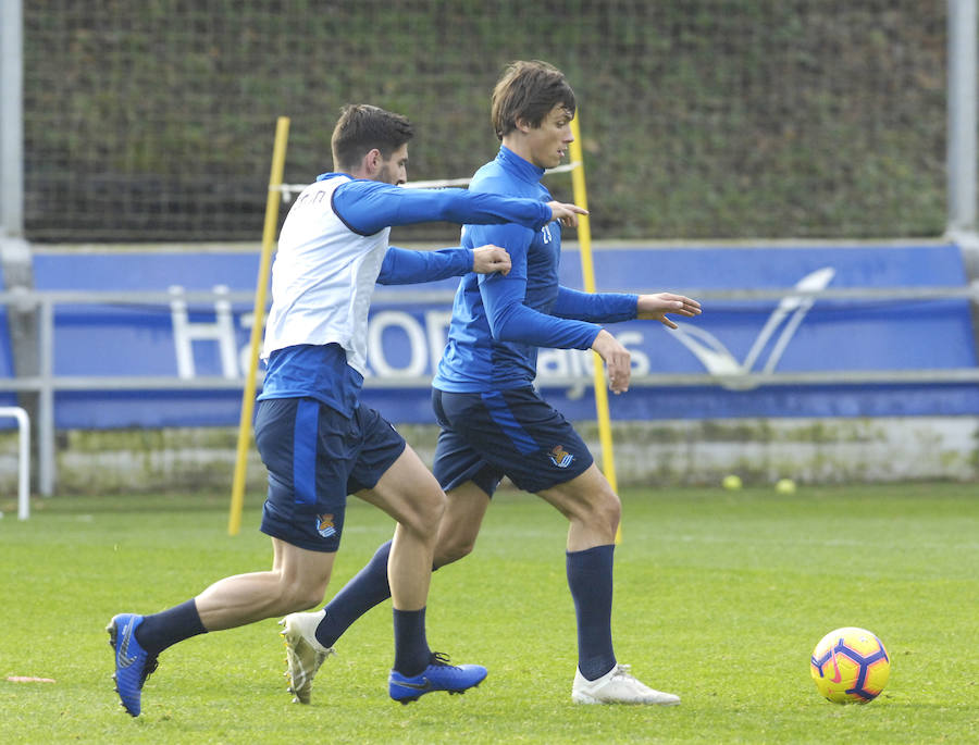 La Real Sociedad tiene hoy una doble sesión de entrenamiento a las ordenes de Imanol Alguacil en el que lo más destacado del primer entrenamiento ha sido la mala noticia de la lesión de Moya en la sesión matinal. A las 17:00 realizaran la segunda sesión.