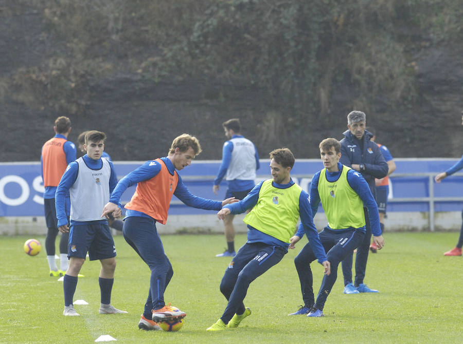 La Real Sociedad tiene hoy una doble sesión de entrenamiento a las ordenes de Imanol Alguacil en el que lo más destacado del primer entrenamiento ha sido la mala noticia de la lesión de Moya en la sesión matinal. A las 17:00 realizaran la segunda sesión.