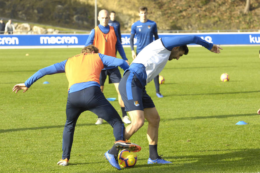 La Real Sociedad tiene hoy una doble sesión de entrenamiento a las ordenes de Imanol Alguacil en el que lo más destacado del primer entrenamiento ha sido la mala noticia de la lesión de Moya en la sesión matinal. A las 17:00 realizaran la segunda sesión.