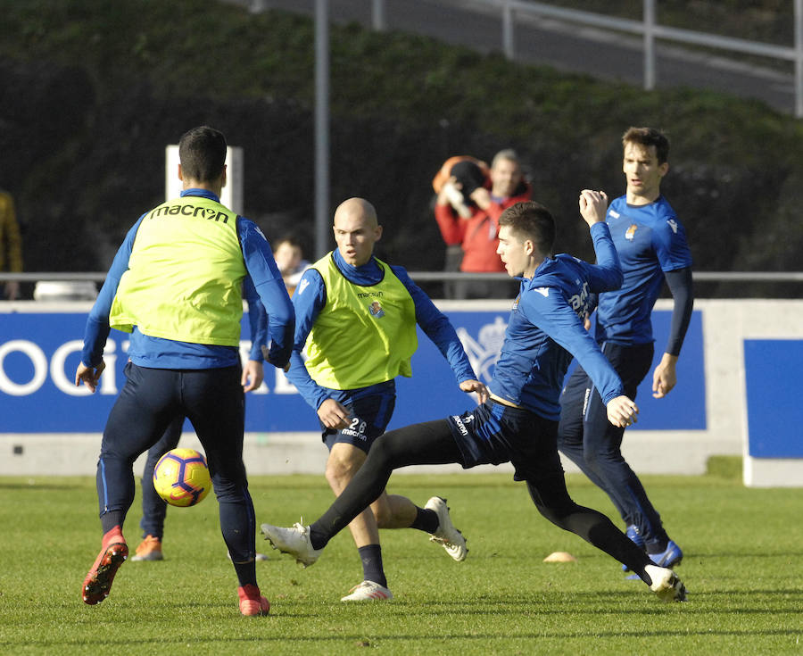 La Real Sociedad tiene hoy una doble sesión de entrenamiento a las ordenes de Imanol Alguacil en el que lo más destacado del primer entrenamiento ha sido la mala noticia de la lesión de Moya en la sesión matinal. A las 17:00 realizaran la segunda sesión.
