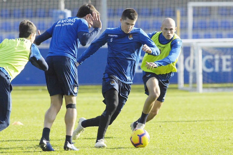La Real Sociedad tiene hoy una doble sesión de entrenamiento a las ordenes de Imanol Alguacil en el que lo más destacado del primer entrenamiento ha sido la mala noticia de la lesión de Moya en la sesión matinal. A las 17:00 realizaran la segunda sesión.