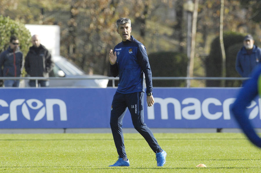 La Real Sociedad tiene hoy una doble sesión de entrenamiento a las ordenes de Imanol Alguacil en el que lo más destacado del primer entrenamiento ha sido la mala noticia de la lesión de Moya en la sesión matinal. A las 17:00 realizaran la segunda sesión.