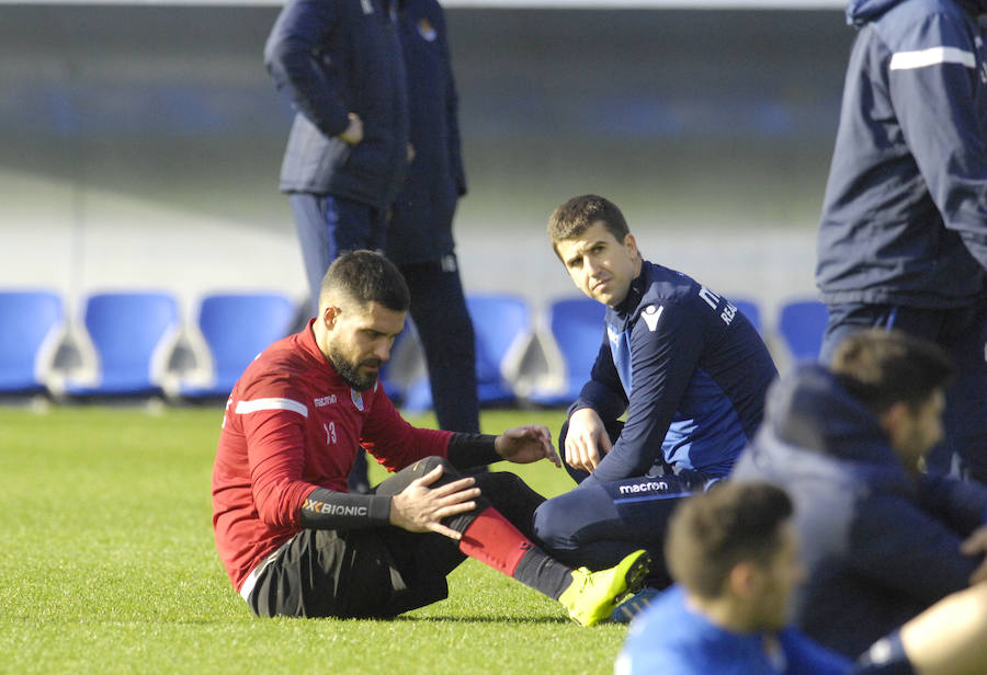 La Real Sociedad tiene hoy una doble sesión de entrenamiento a las ordenes de Imanol Alguacil en el que lo más destacado del primer entrenamiento ha sido la mala noticia de la lesión de Moya en la sesión matinal. A las 17:00 realizaran la segunda sesión.