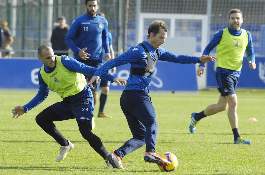 La Real Sociedad tiene hoy una doble sesión de entrenamiento a las ordenes de Imanol Alguacil en el que lo más destacado del primer entrenamiento ha sido la mala noticia de la lesión de Moya en la sesión matinal. A las 17:00 realizaran la segunda sesión.