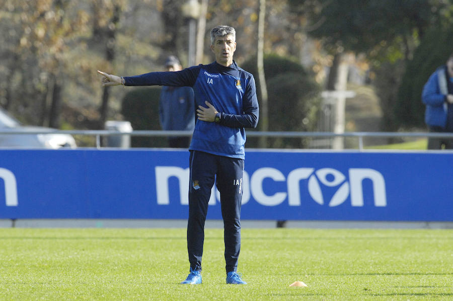 La Real Sociedad tiene hoy una doble sesión de entrenamiento a las ordenes de Imanol Alguacil en el que lo más destacado del primer entrenamiento ha sido la mala noticia de la lesión de Moya en la sesión matinal. A las 17:00 realizaran la segunda sesión.