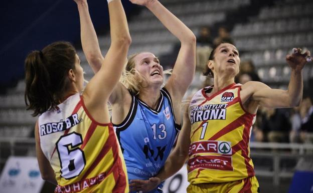 Jugadoras del IDK y del Girona durante el encuentro. 