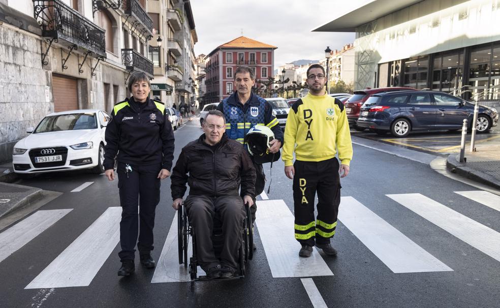 Inma Aramendi, Mikel Etxaniz, José Luis Garate y Xabier Barrutia a pie de carretera en el casco urbano de Azpeitia. 