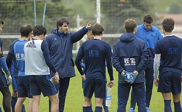 Aitor Zulaika se dirige a los jugadores del Sanse en un entrenamiento del pasado mes de mayo. 