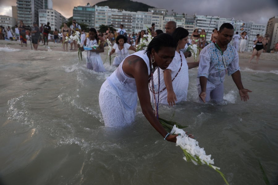 Cada fin de año, en Copacabana, los herederos de las antiguas tradiciones afro-brasileñas pagan tributo a Yemanja, diosa de mar. Así, la playa de Río de Janeiro se convierte en el escenario de ofrendas de flores, objetos y bebidas. 