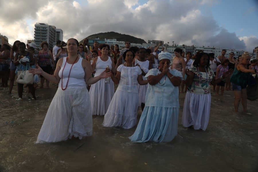 Cada fin de año, en Copacabana, los herederos de las antiguas tradiciones afro-brasileñas pagan tributo a Yemanja, diosa de mar. Así, la playa de Río de Janeiro se convierte en el escenario de ofrendas de flores, objetos y bebidas. 