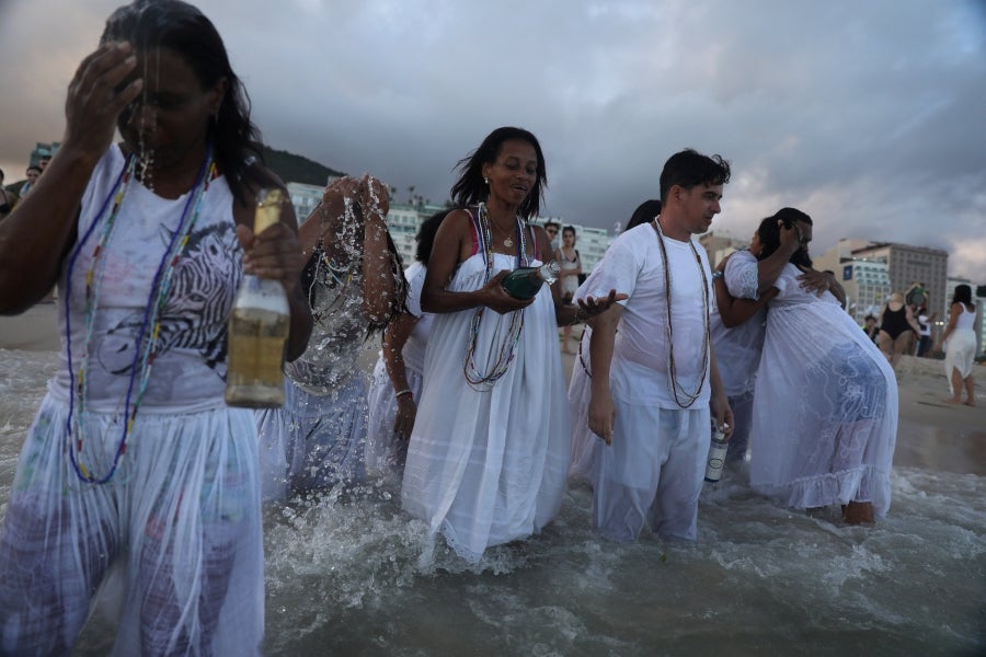 Cada fin de año, en Copacabana, los herederos de las antiguas tradiciones afro-brasileñas pagan tributo a Yemanja, diosa de mar. Así, la playa de Río de Janeiro se convierte en el escenario de ofrendas de flores, objetos y bebidas. 