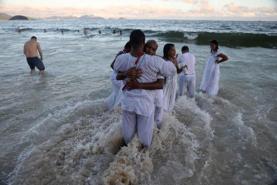 Cada fin de año, en Copacabana, los herederos de las antiguas tradiciones afro-brasileñas pagan tributo a Yemanja, diosa de mar. Así, la playa de Río de Janeiro se convierte en el escenario de ofrendas de flores, objetos y bebidas. 