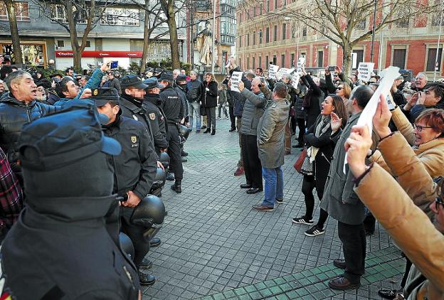 Los asistentes a las dos convocatorias se encararon a gritos, separados por la Policía Nacional. 