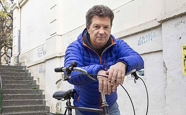 Julián Barroso con una bici, que es una de sus grandes aficiones. 