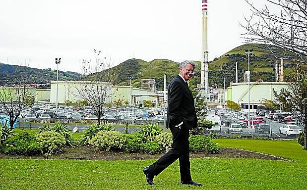Emiliano López Atxurra, presidente de Petronor, pasea por los jardines de las oficinas centrales de la empresa, desde los que se aprecia la magnitud de la refinería. 