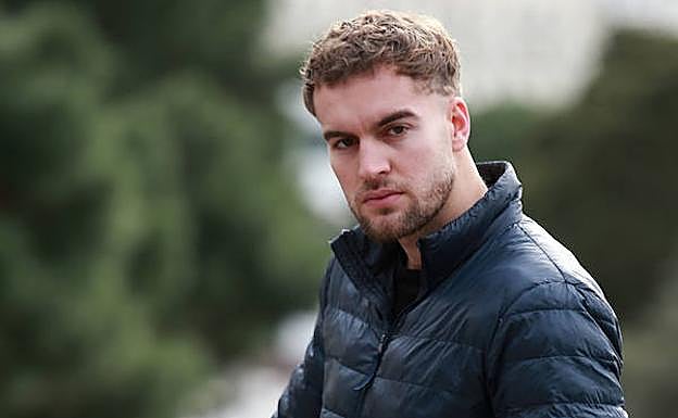 Rubén posa en el Muelle de Donostia. 