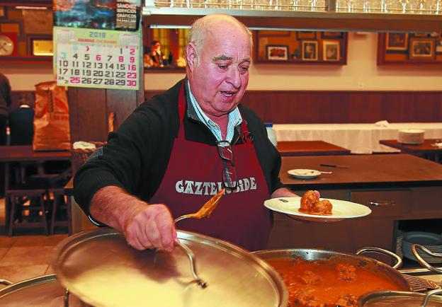 Javier Arbizu, en los fogones de la sociedad Gaztelubide en la Parte Vieja donostiarra. 