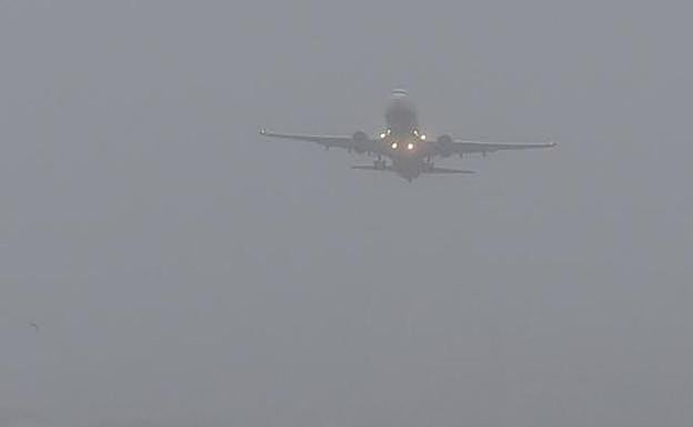 Una mañana muy complicada en el aeropuerto de Loiu a causa de la niebla