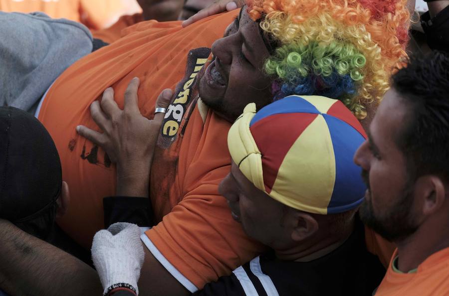 «Toreros improvisados» como se les conocen en Costa Rica, participan en una corrida de toros durante la tradicional Fiesta de Zapote, la cual se celebra anualmente entre la última semana de diciembre y la primera de enero, hoy en San José (Costa Rica).