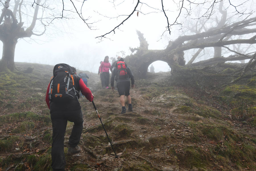 Los mendizales guipuzcoanos no dudaron en madrugar para estrenar el nuevo año visitando las cimas de nuestros montes