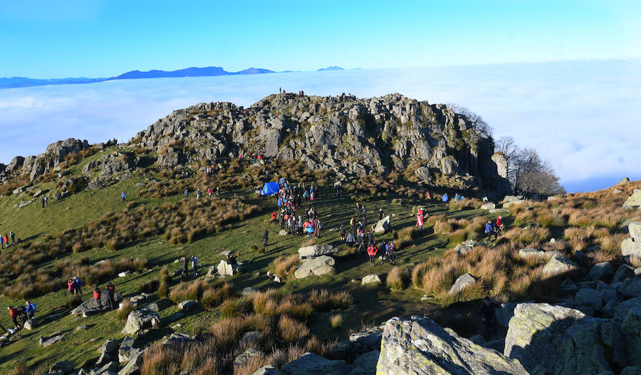 Los mendizales guipuzcoanos no dudaron en madrugar para estrenar el nuevo año visitando las cimas de nuestros montes