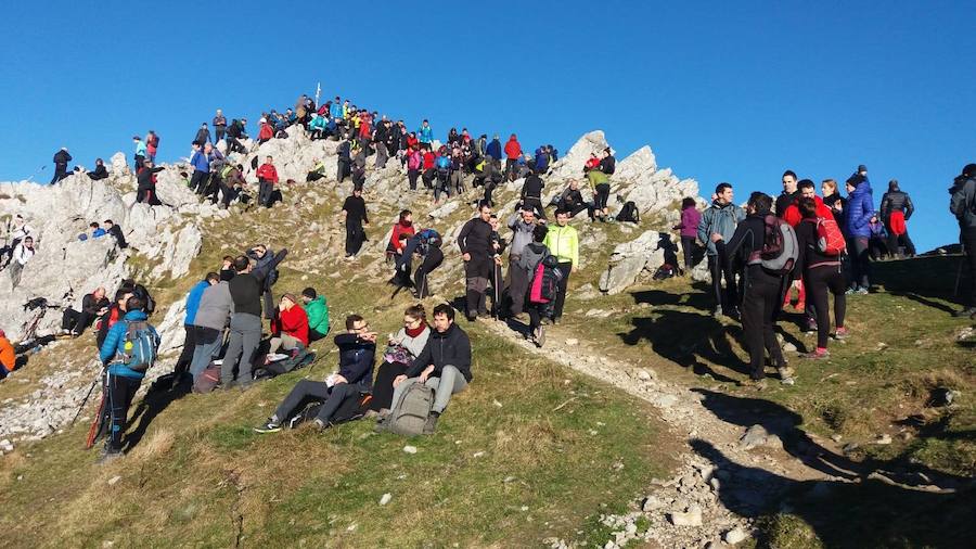 Los mendizales guipuzcoanos no dudaron en madrugar para estrenar el nuevo año visitando las cimas de nuestros montes