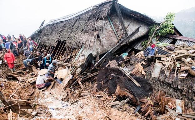 Complicadas labores de rescate en Indonesia, de nuevo sacudida por la tragedia. 