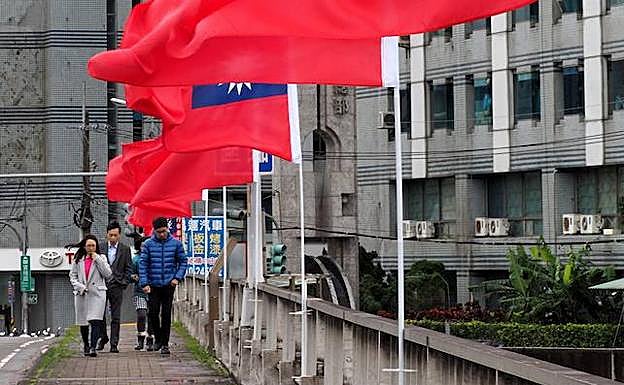 Banderas de Taiwán ondean en el edificio presidencial de Taiwán en Taipei. 