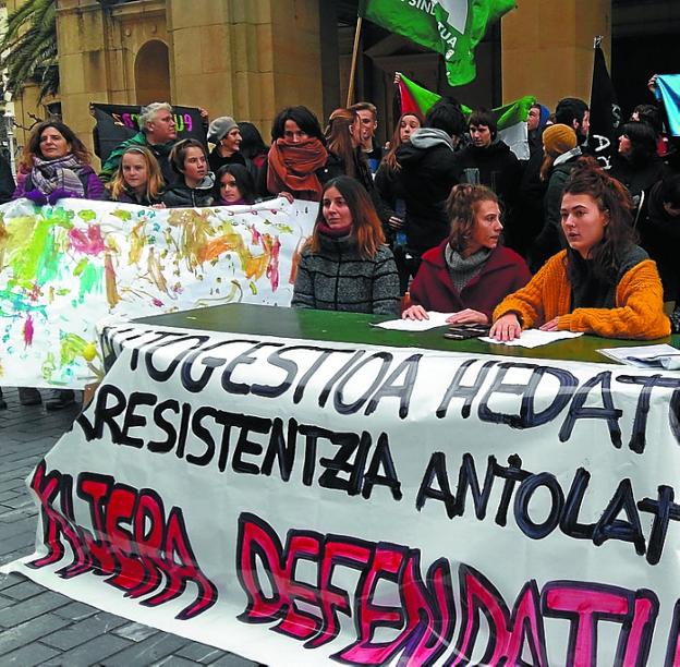 Portavoces del gaztetxe ayer en rueda de prensa. 