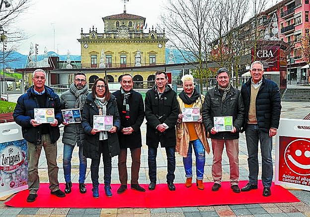 Concurso navideño. Representantes de Mugan y del Ayuntamiento posan con los comerciantes premiados.