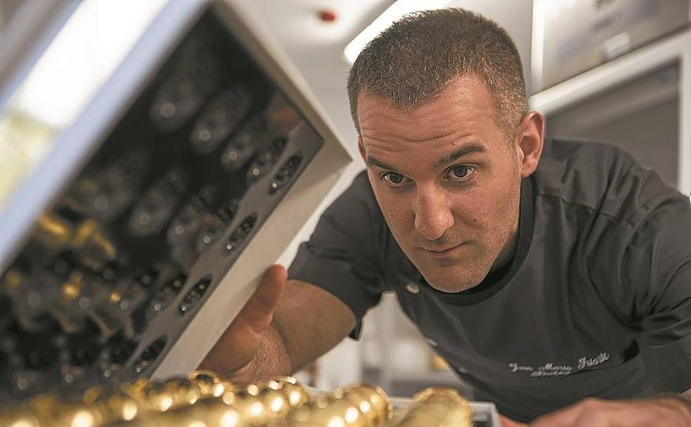 Juan Mari Iriarte con sus creaciones, los bombones recubiertos con oro.