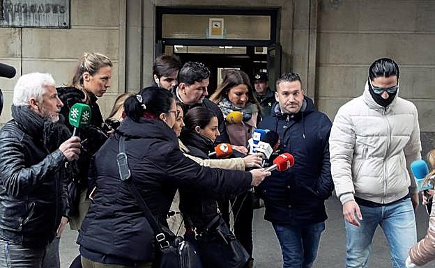 -Los miembros de 'La Manada' a su llegada a la Audiencia de Sevilla para seguir por videoconferencia la vista en la Audiencia de Navarra 